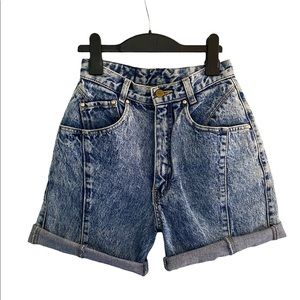 Acid wash Jean shorts 90’s style